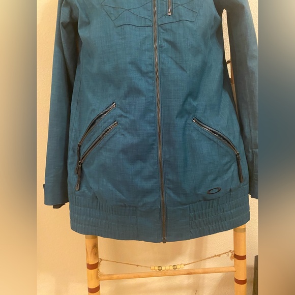 Oakley snow/ski jacket with faux fur trimmed hood in size medium. - Picture 2 of 9